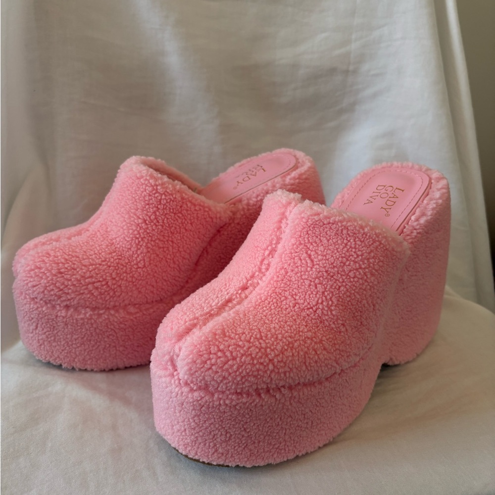 KISS LIKE CAKE FUZZY CLOGS Size 6.5